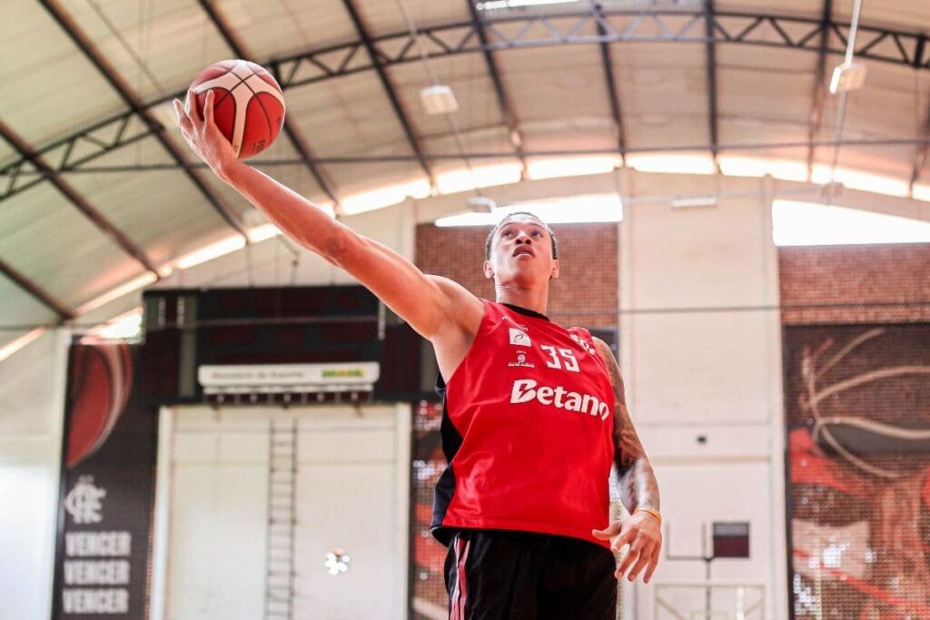 Douglas dos Santos em treino pelo FlaBasquete