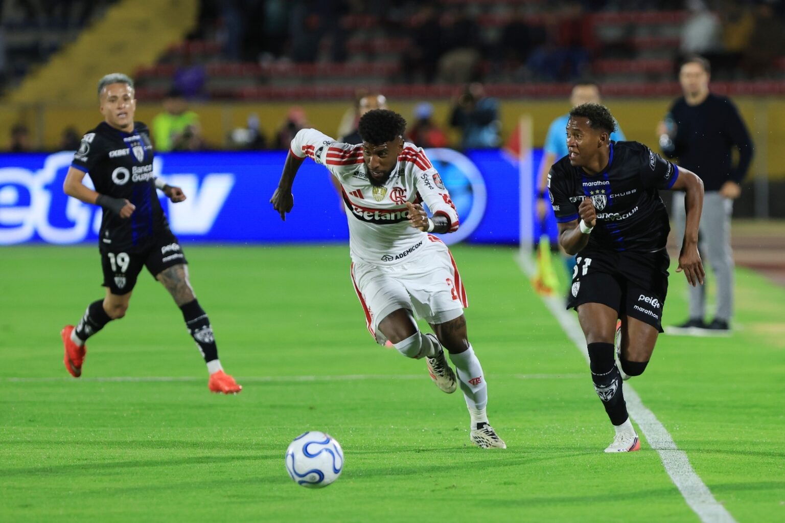 Emerson Royal arranca enquanto é perseguido por marcador durante Del Valle x Flamengo