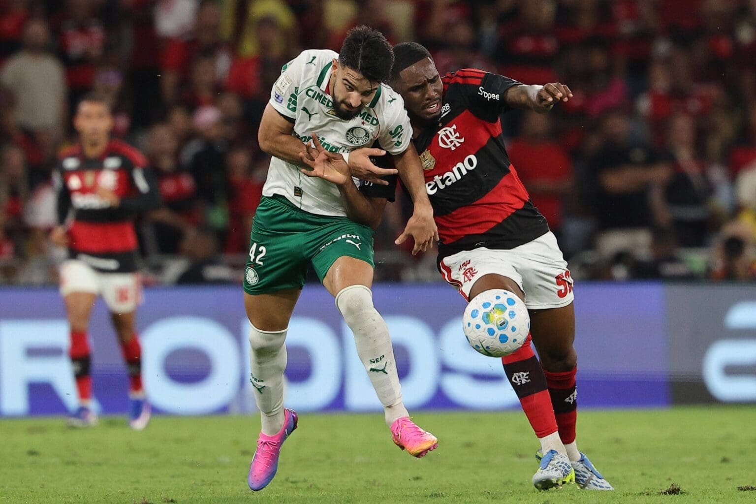 12 jogos pelo título: veja caminho do Flamengo até fim do Brasileirão Evertton Araújo e Flaco López disputam a bola durante Flamengo x Palmeiras