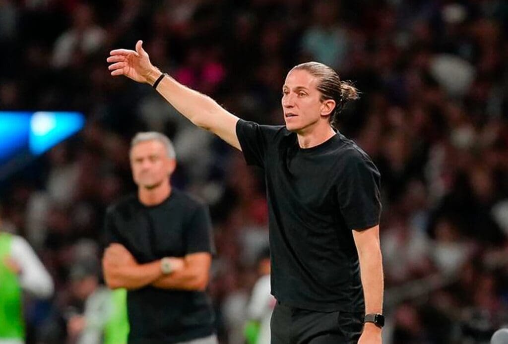 Filipe Luís, ex-Flamengo, gesticula durante vitória do Mônaco sobre o PSG