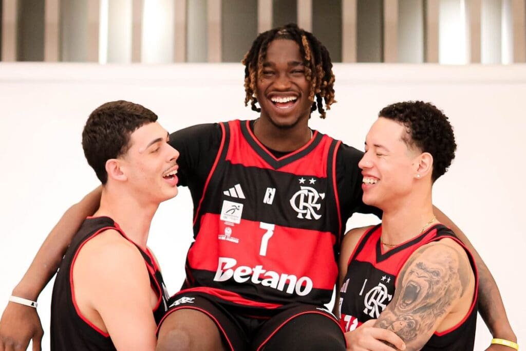 Elenco do FlaBasquete se diverte no Media Day do Clube