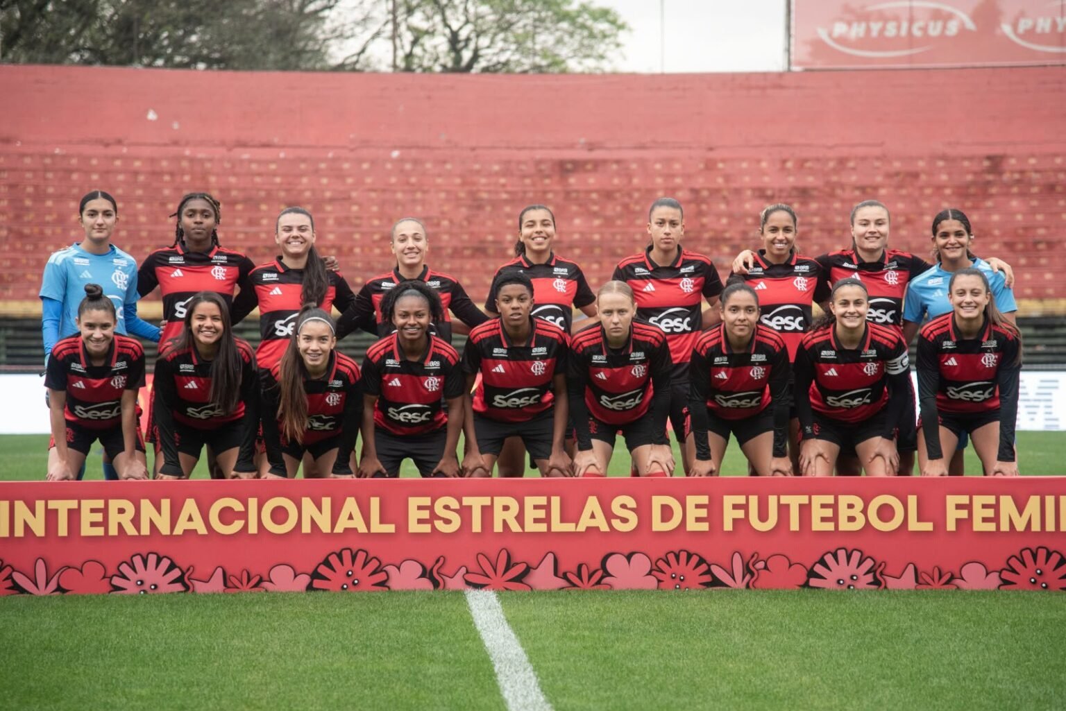 Flamengo vai enfrentar São Paulo na final do Torneio Internacional Estrelas Flamengo Feminino Sub-20 perfilado antes de jogo do Torneio Internacional das Estrelas