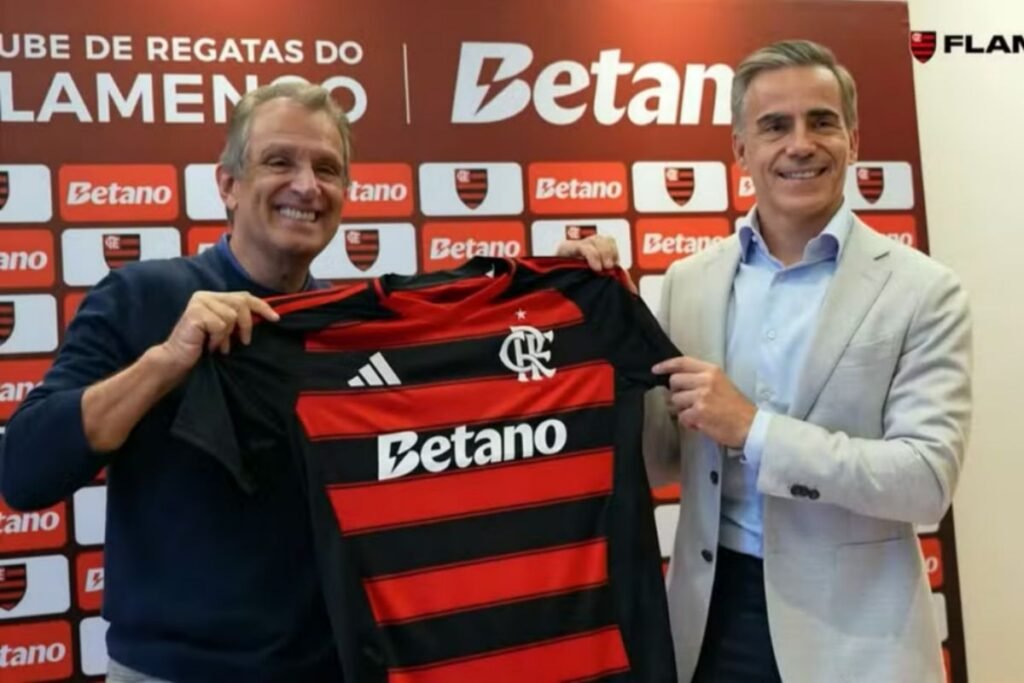 Landim, presidente do Flamengo, mostra patrocínio da Betano