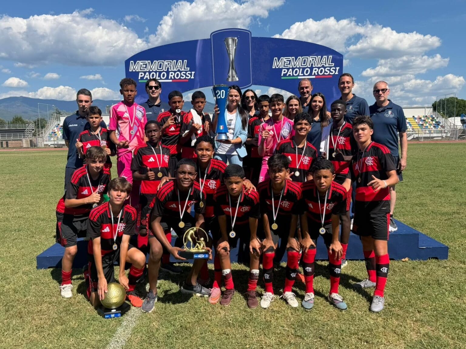 Jogadores sub-13 do Flamengo levantam troféu do Memorial Paolo Rossi após vitória sobre o Real Madrid