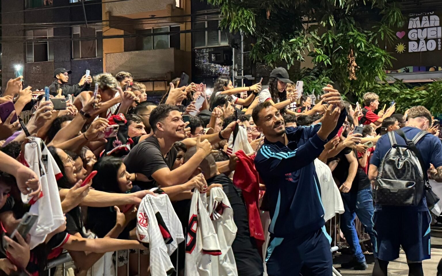 Flamengo é recepcionado por multidão em Belém antes de duelo com Remo Flamengo recepcionado com festa em Belém