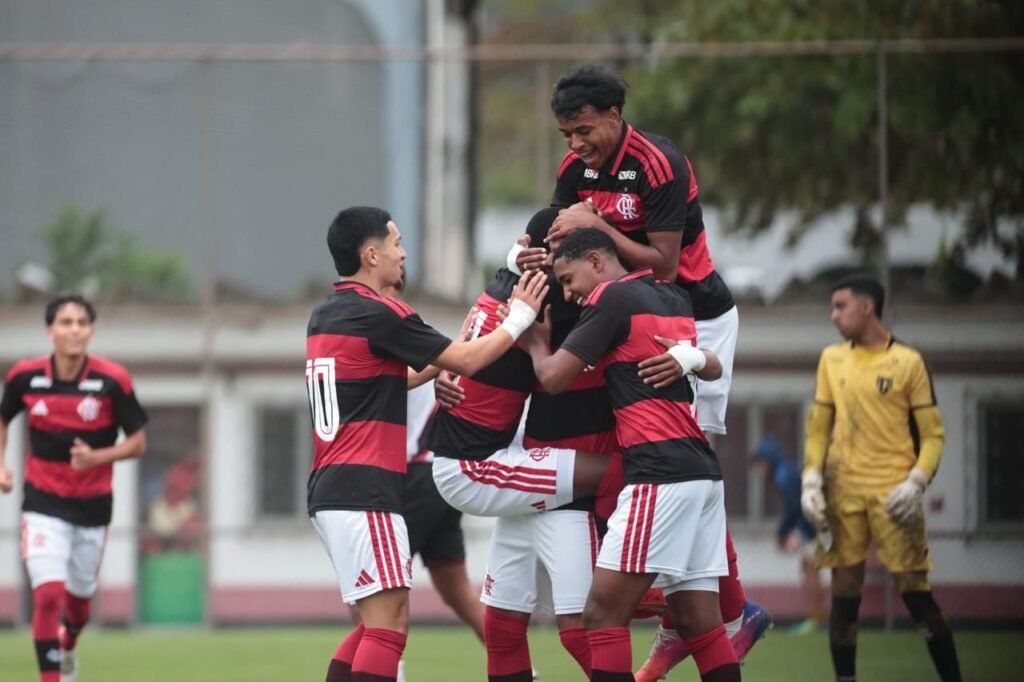 Jogadores do Flamengo comemoram gol no Brasileirão Sub-17