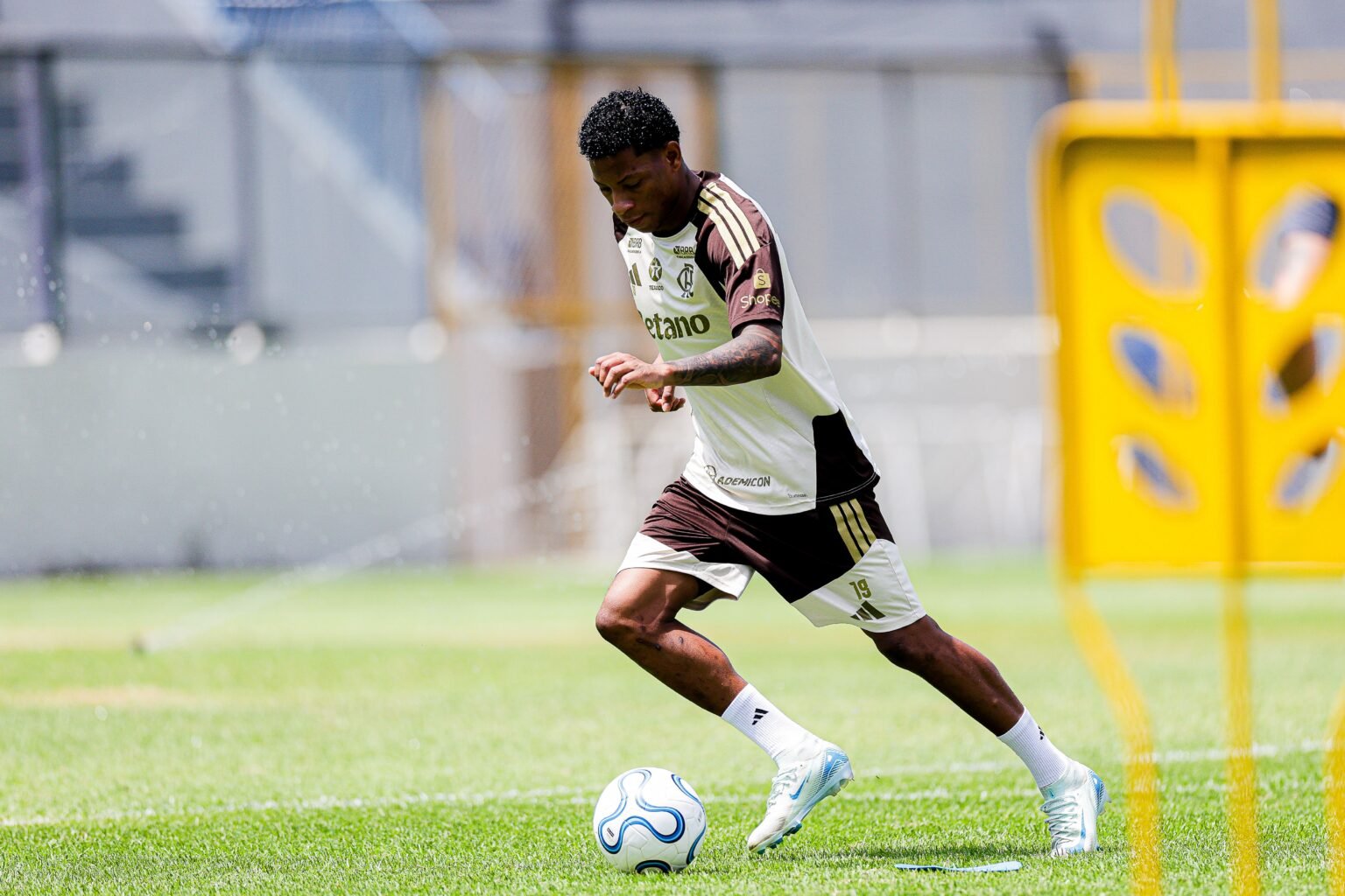 Gonzalo Plata em treino do Flamengo