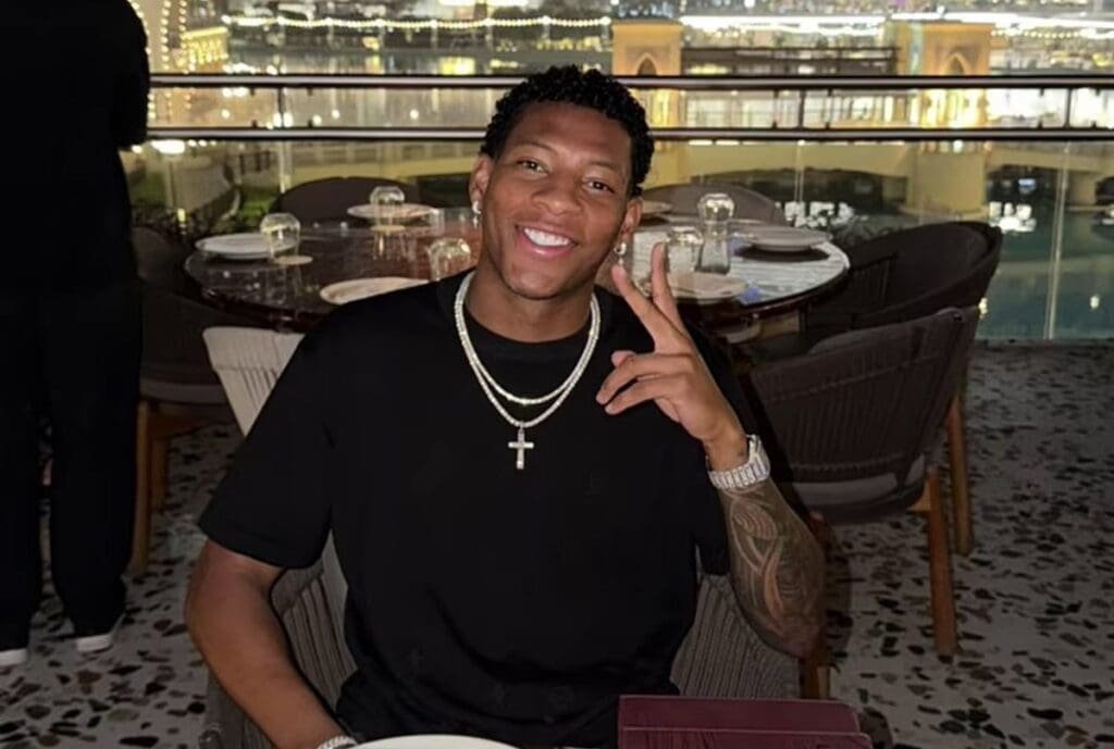 Gonzalo Plata em restaurante em Dubai enquanto é aguardado no Flamengo