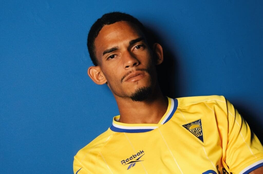 Gusttavo Sousa, revelado pelo Flamengo, apresentado no Estoril