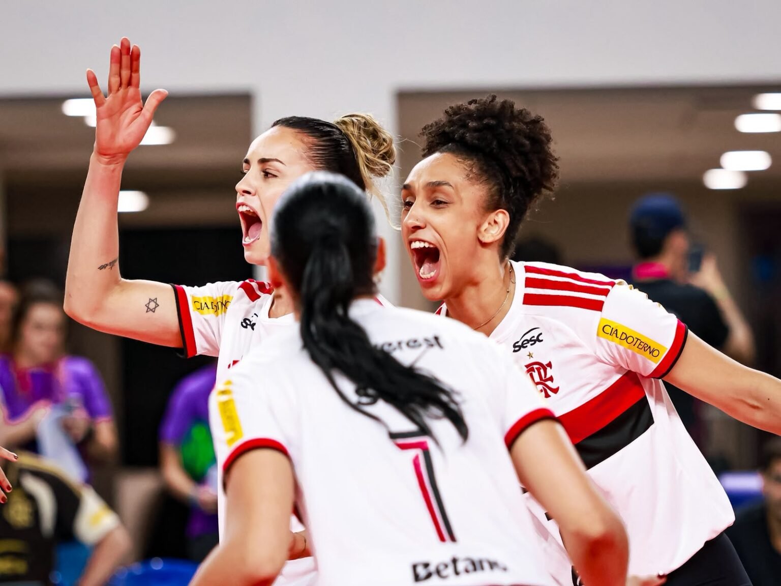 Sesc Flamengo vence Fluminense e estreia com vitória na Copa SuperVôlei Lorena, Ariele e Vivian comemoram ponto em Sesc Flamengo x Fluminense