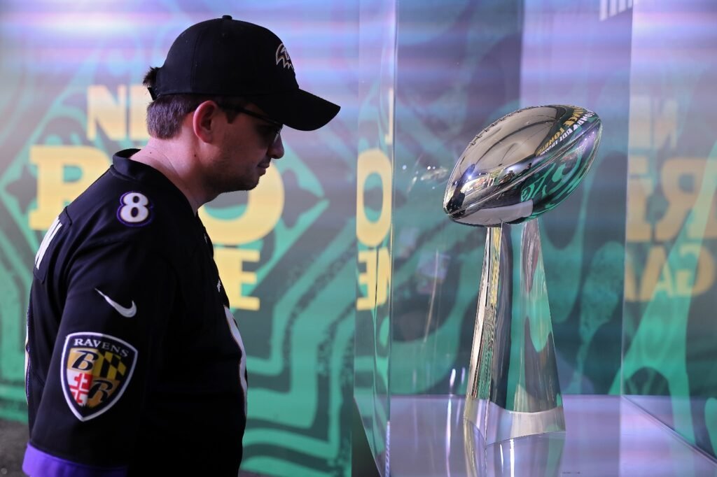 Torcedor olha para o troféu da NFL no entorno do Maracanã