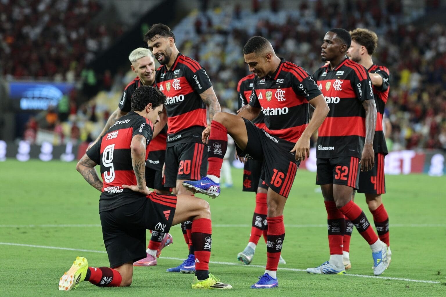 Flamengo tem elenco de R$ 1 bilhão, mas só um jogador entre mais valiosos do Brasil Jogadores do Flamengo comemoram gol