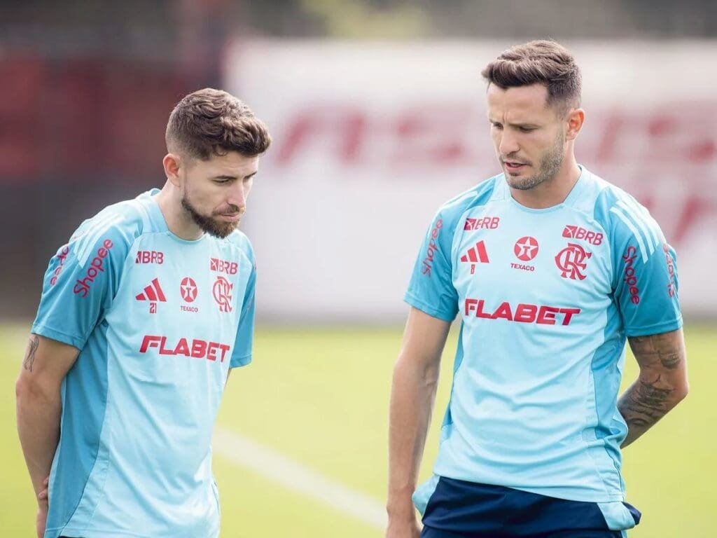 Jorginho e Saúl conversam durante treino do Flamengo no Ninho do Urubu