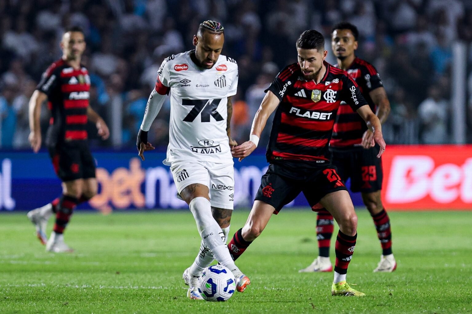 Jorginho marca Neymar durante Santos x Flamengo na Vila Belmiro