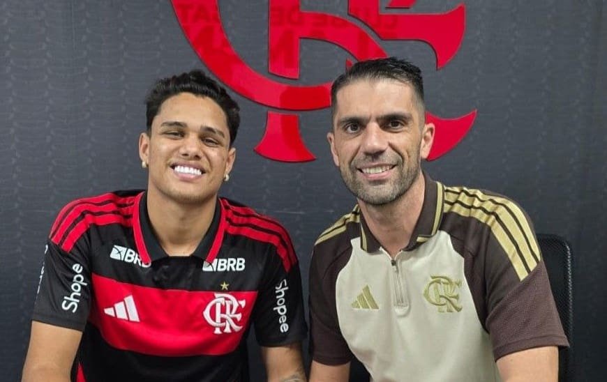 Flamengo oficializa a contratação de Juliano Viana Juliano Viana sorri ao lado de Alfredo Almeirda após assinar o contrato com o Flamengo