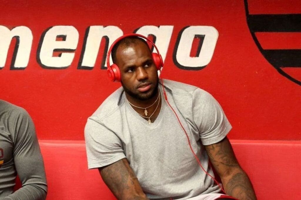 LeBron James treinando no FlaBasquete em 2014