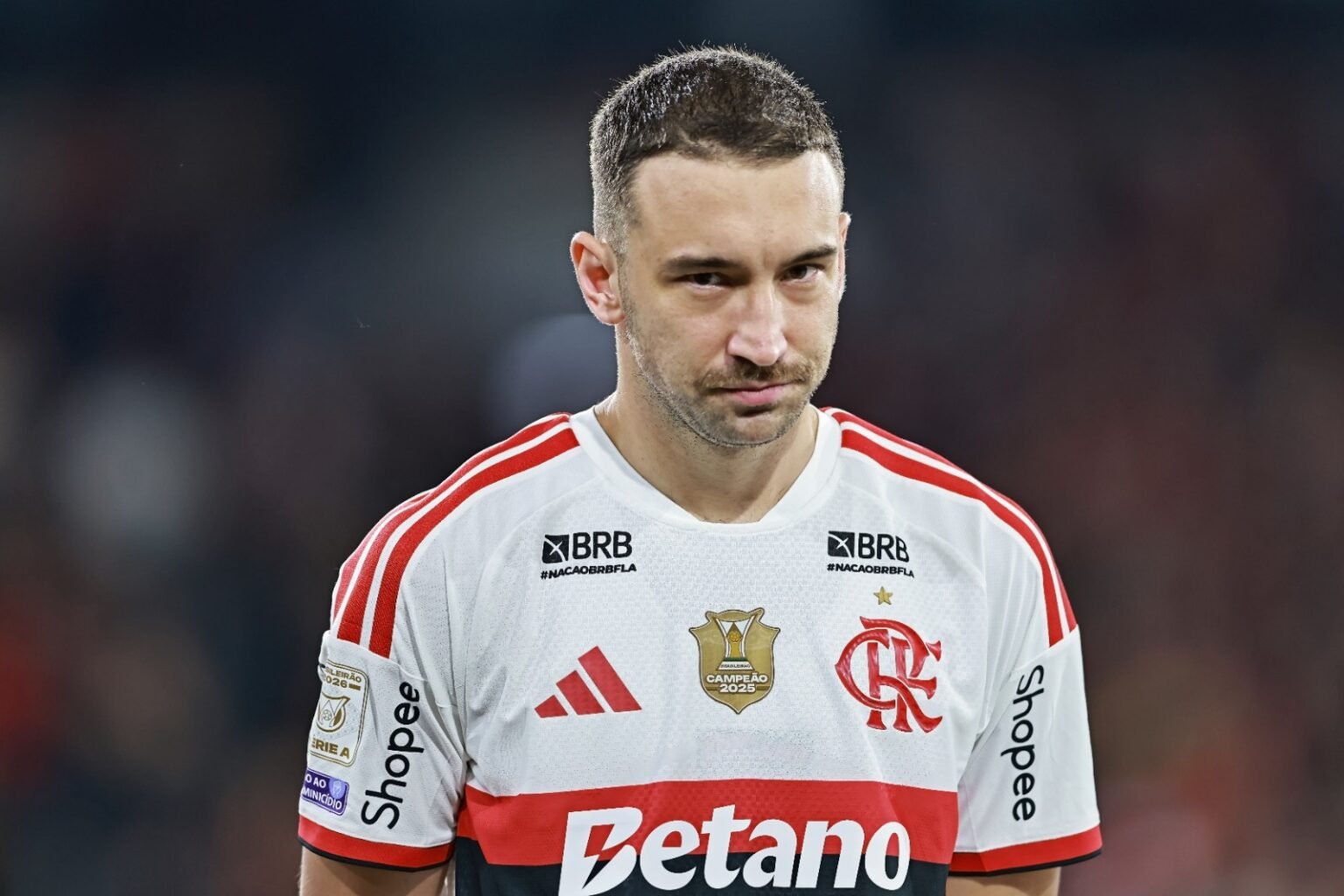 Léo Ortiz foi alvo de golpista preso no Rio e ‘salvo’ pela polícia; entenda Léo Ortiz com expressão séria durante Athletico-PR x Flamengo, na Arena da Baixada
