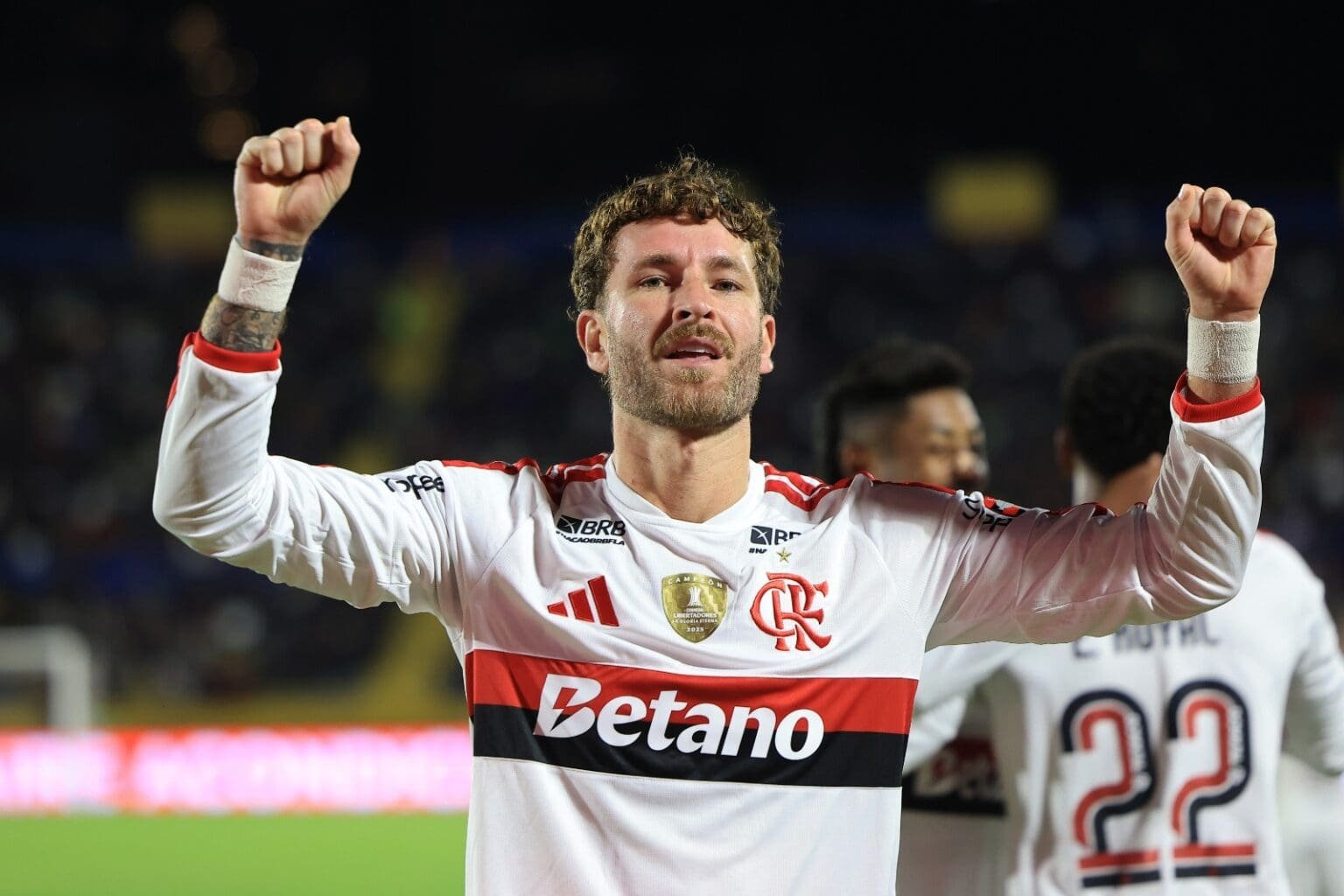 Léo Pereira celebra gol em Del Valle x Flamengo com os dois braços para o alto