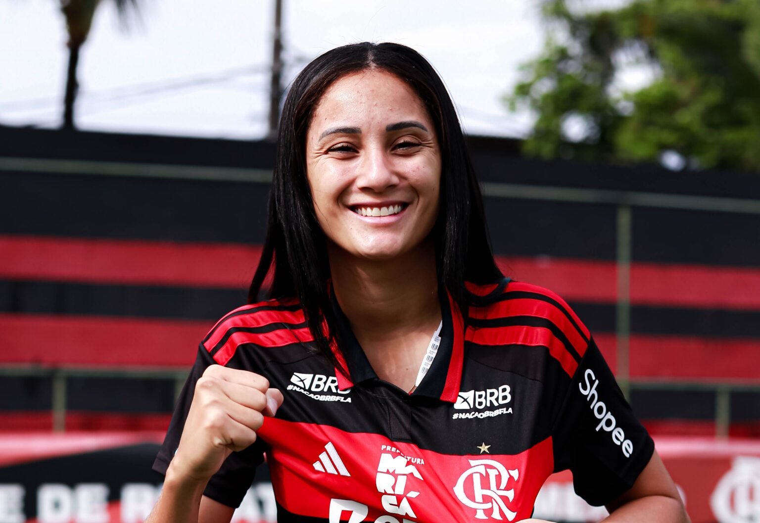 Flamengo anuncia contratação de Lorranny para futebol feminino Lorrany com a camisa do Flamengo