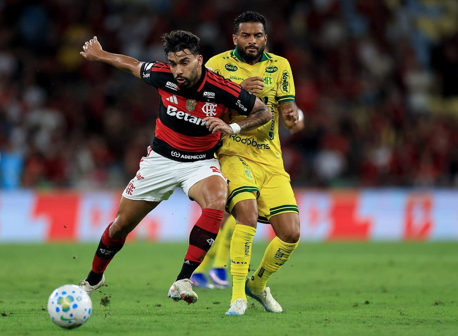 Flamengo 2×0 Mirassol: ficha técnica e estatísticas – Brasileirão 2026 Lucas Paquetá disputa a bola com Reinaldo durante Flamengo x Mirassol