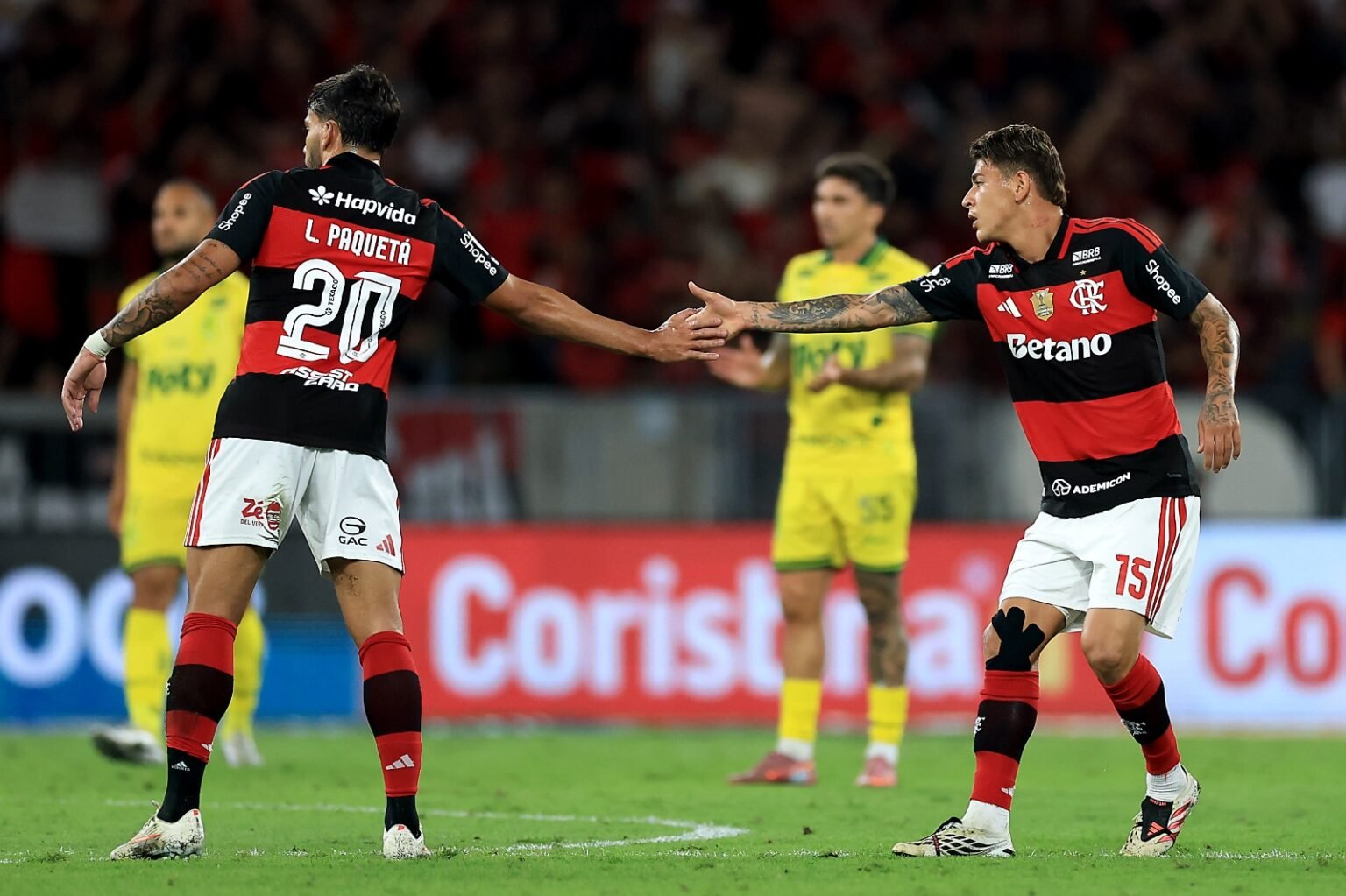 Flamengo 2×0 Mirassol: vitória no Maracanã deixa Rubro-Negro a um ponto da liderança Lucas Paquetá e Carrascal tocam as mãos durante Flamengo x Mirassol