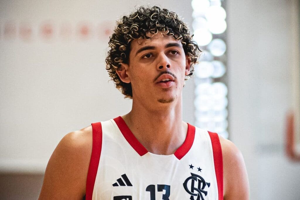 Manel atuando na base do FlaBasquete