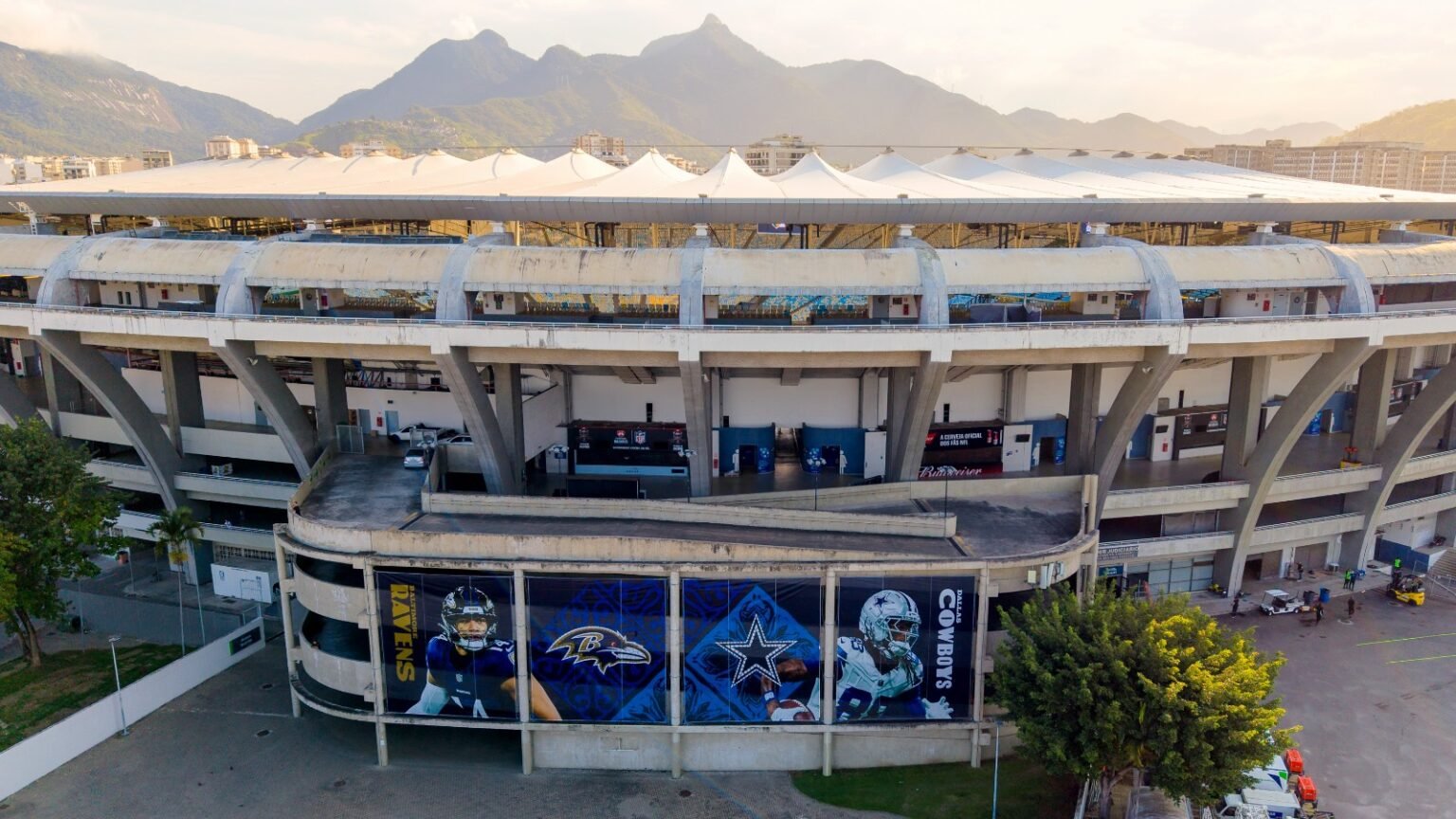 Maracanã com banner de Cowboys x Ravens, jogo da NFL