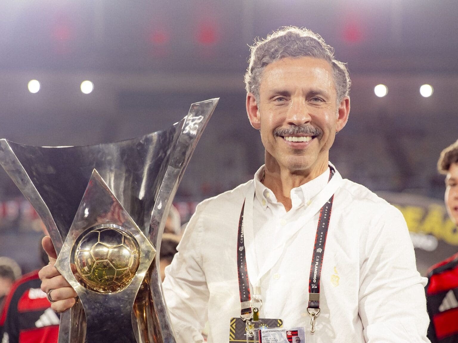 Marcos Motta, vice-presidente de Administração do Flamengo, sorri com a taça do Campeonato Brasileiro de 2025