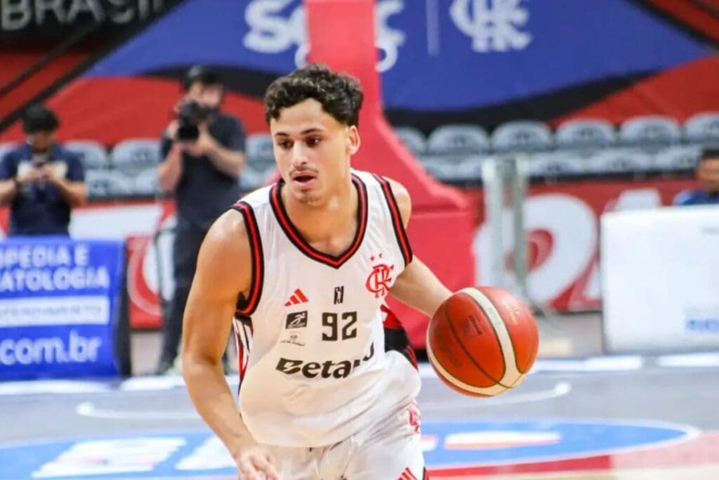 Jovem promessa do FlaBasquete acerta com rival Matheus Gueiros em quadra pelo FlaBasquete