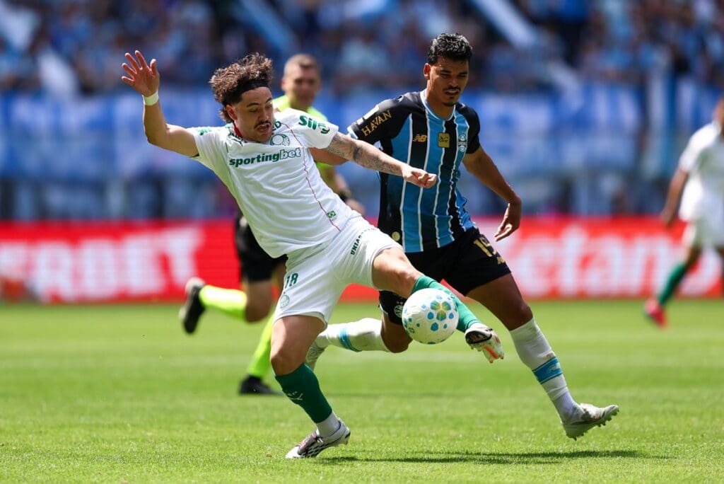 Palmeiras tropeça contra o Grêmio, e Flamengo pode abrir vantagem na liderança Maurício conduz bola sob forte marcação de Danilo Barbosa em Grêmio 0x0 Palmeiras pelo Brasileirão 2026