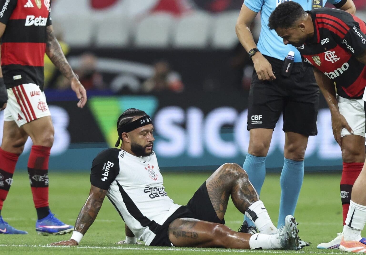 Memphis Depay aguarda atendimento enquanto conversa com Danilo durante Corinthians x Flamengo