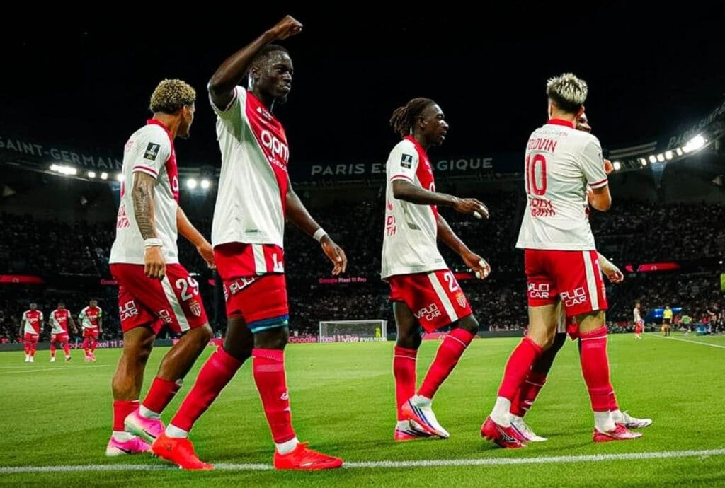 Jogadores do Monaco, time treinador por Filipe Luís, celebram vitória sobre o PSG