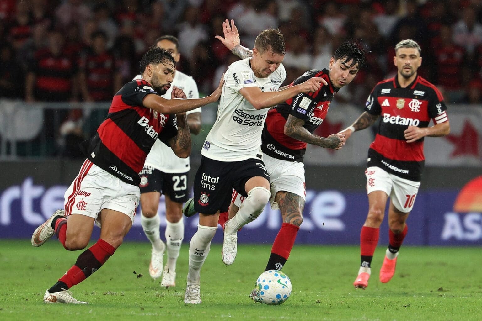 Lino, Paquetá e Pulgar recebem 3º amarelo e desfalcam Flamengo no Brasileirão Paquetá e Pulgar tentam roubar a bola de Charles durante Flamengo x Corinthians