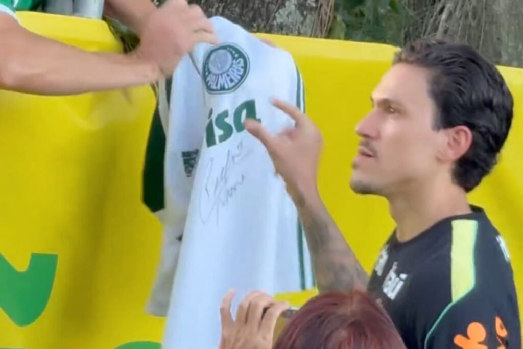 Pedro assina camisa do Palmeiras em treino da Seleção Pedro, artilheiro do Flamengo, assina camisa do Palmeiras em treino da Seleção