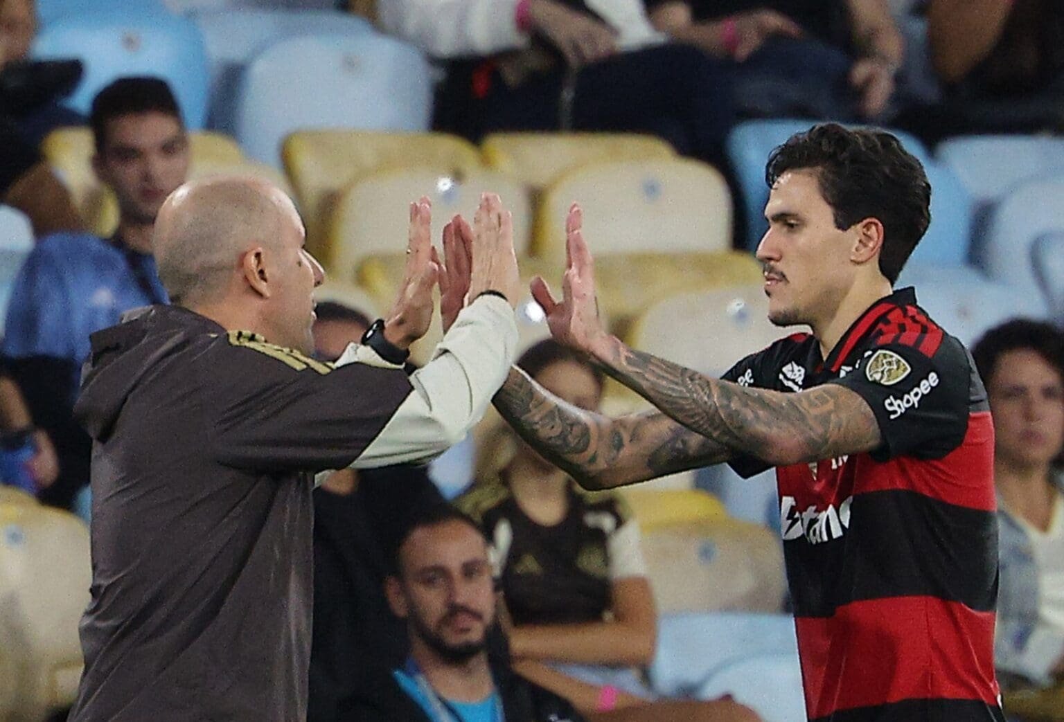 Pedro cumprimenta Leonardo Jardim ao ser substituído