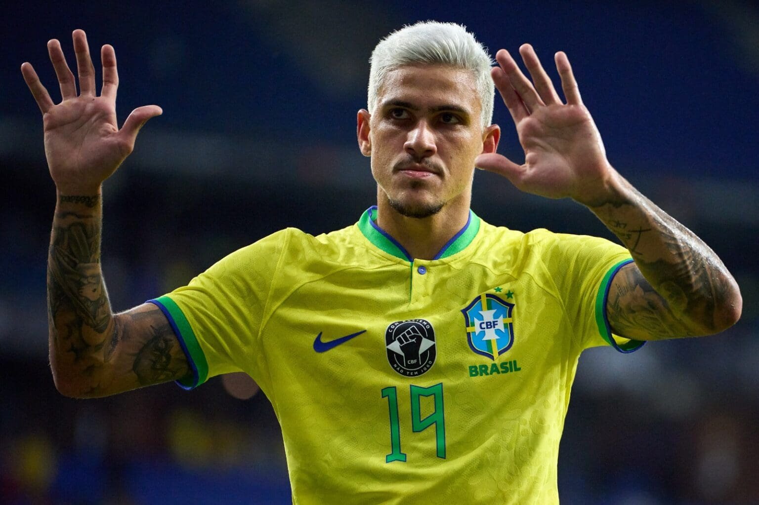 Pedro volta à Seleção após 3 anos e ganha nova chance para se firmar como 9 do Brasil Pedro cumprimenta torcida após Brasil x Guiné