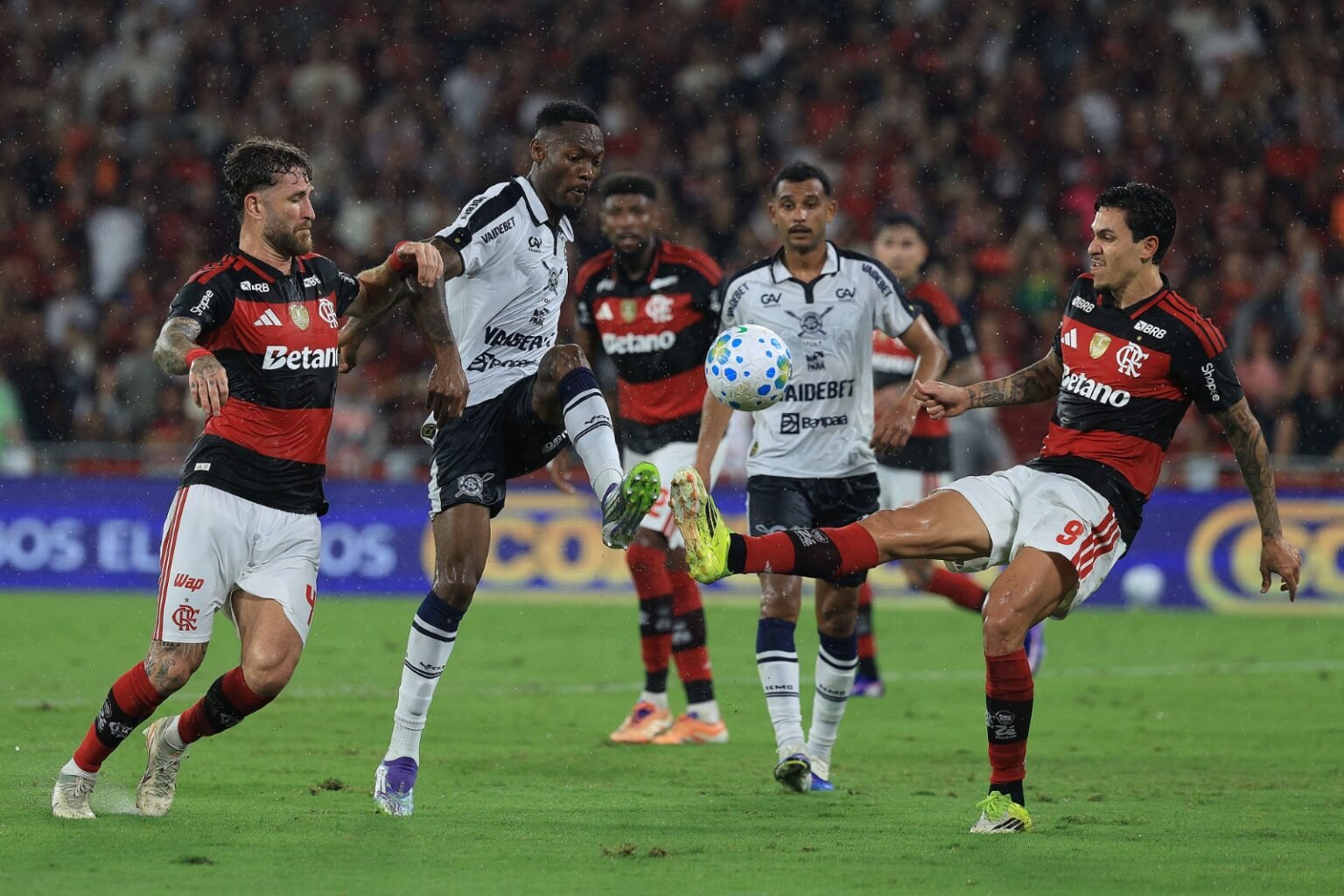 Pedro e Léo Pereira disputam a bola com jogadores do Remo; saiba onde assistir Remo x Flamengo
