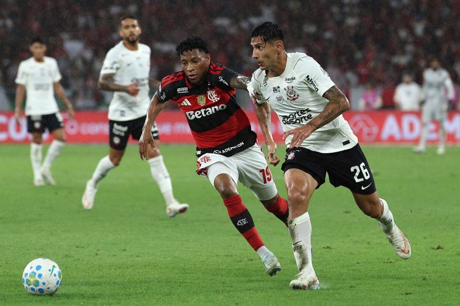 Plata pressiona defensor durante Flamengo x Corinthians