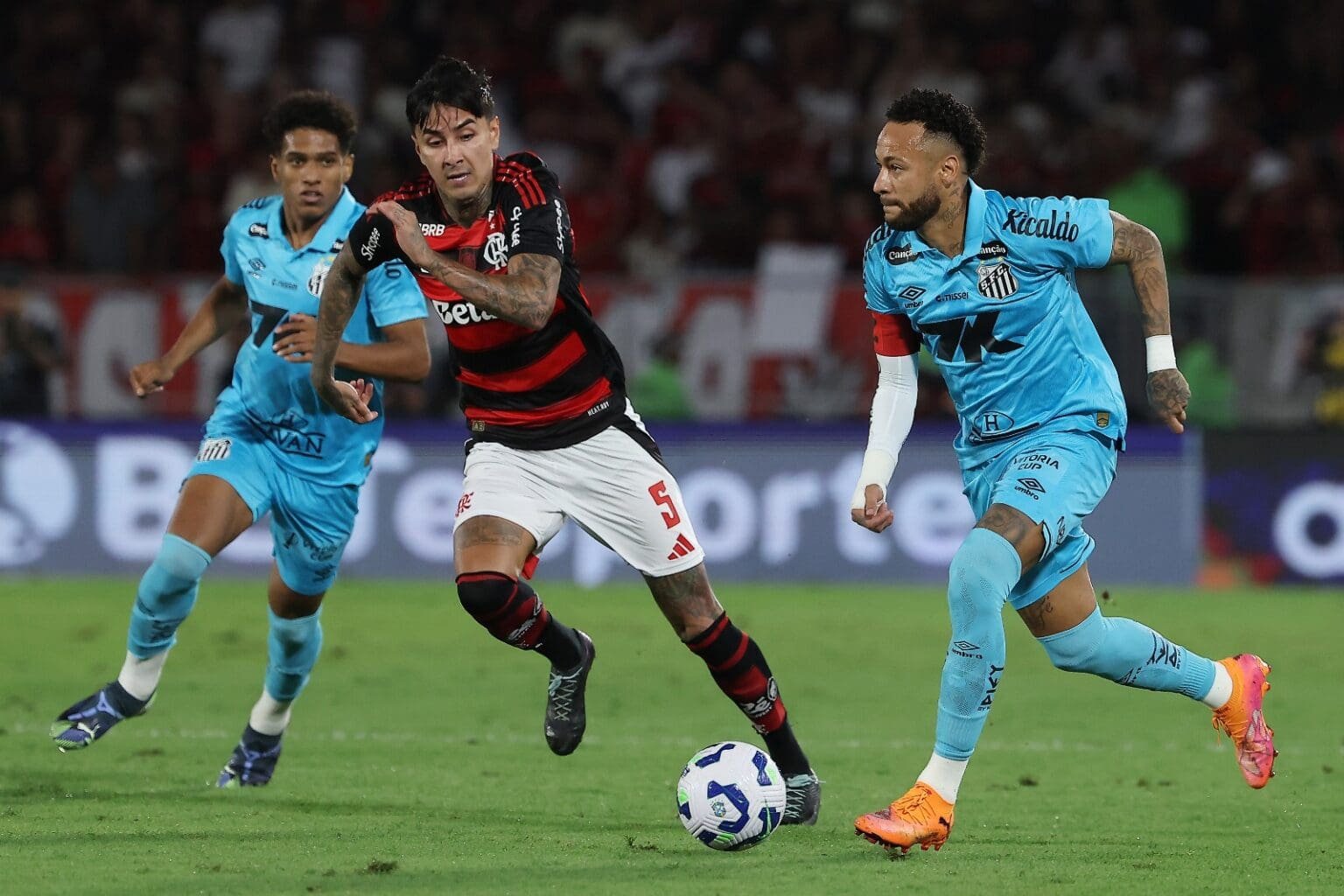 Pulgar persegue Neymar durante Flamengo x Santos