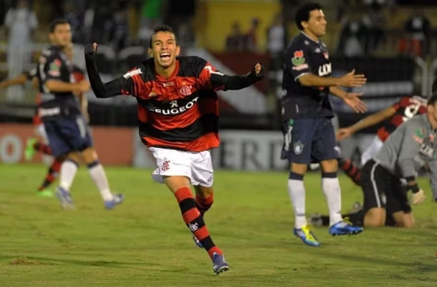 Flamengo defende marca histórica contra Remo no Mangueirão; veja retrospecto Rafinha comemora gol do Flamengo sobre o Remo no Mangueirão