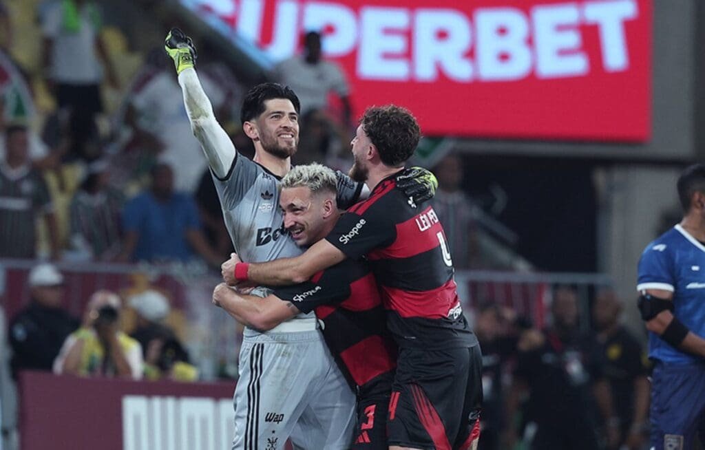 Léo Ortiz e Léo Pereira abraçam Rossi após vitória sobre Fluminense nos pênaltis que levou Flamengo ao título do Carioca 2026