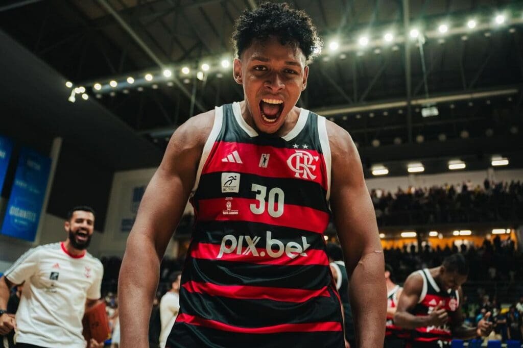 Ruan Miranda em quadra pelo FlaBasquete