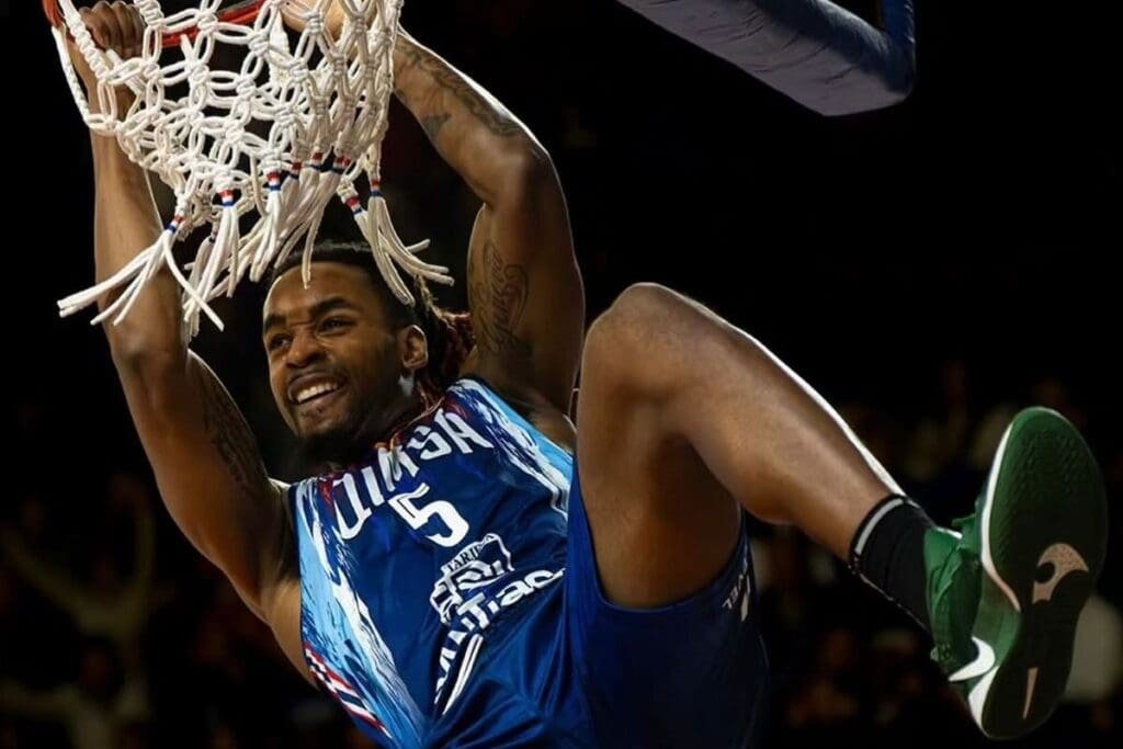 Sam Freeman, pivô do Quimsa, negocia com o FlaBasquete