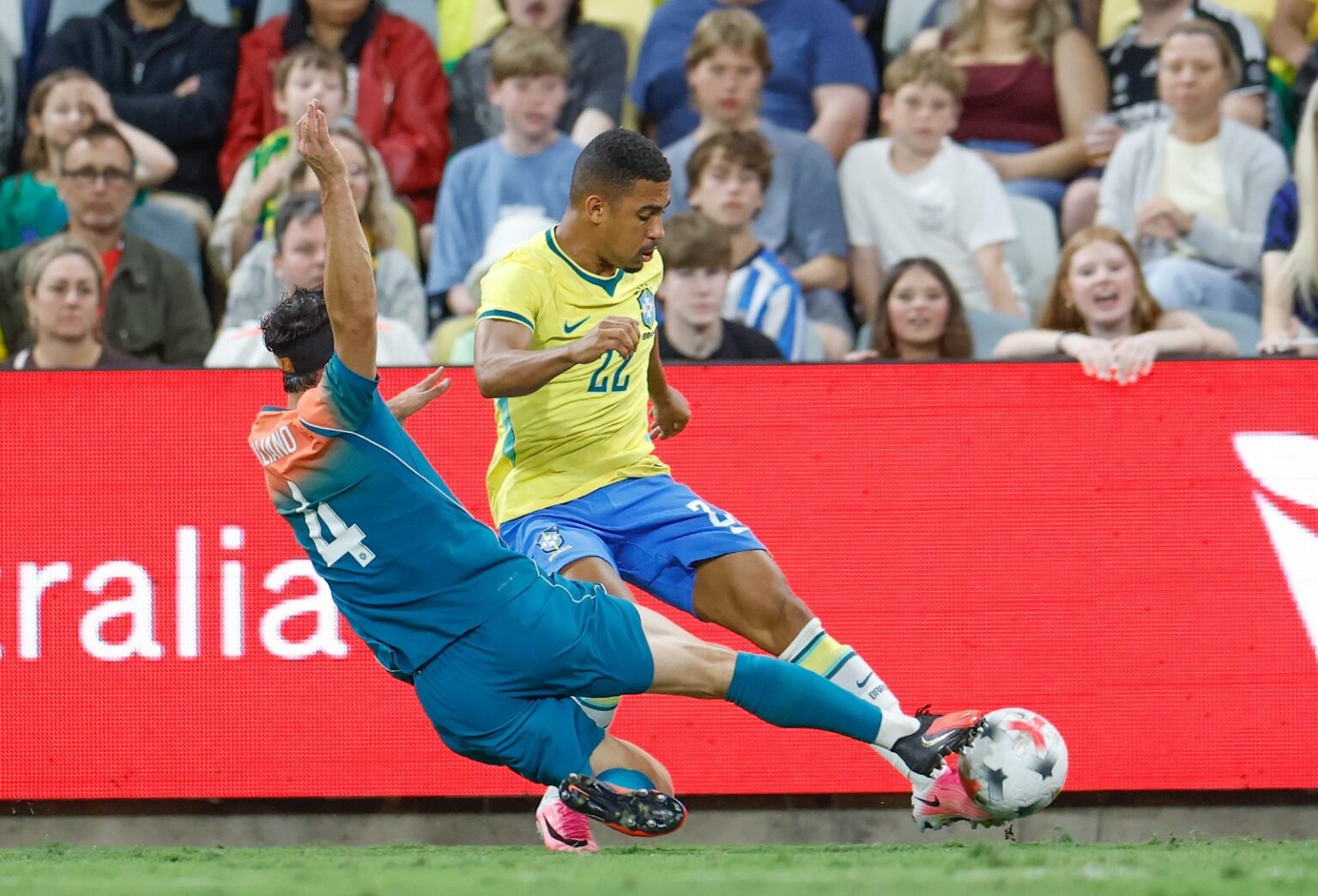 Samuel Lino faz cruzamento de esquerda durante Brasil x Austrália; desempenho convocados do flamengo