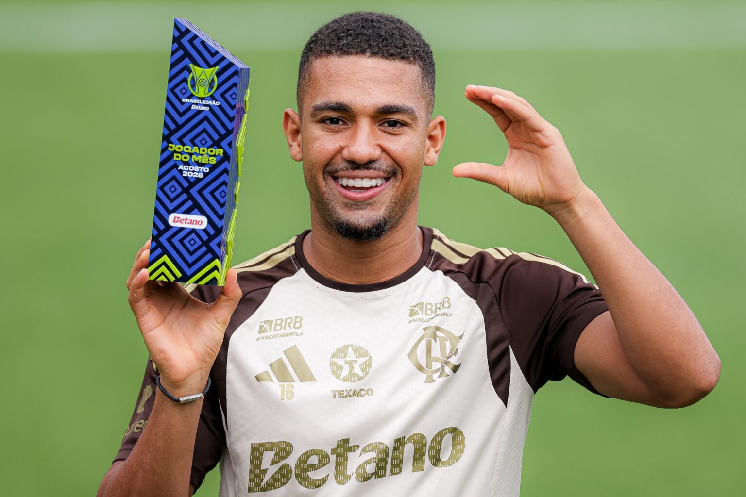 Samuel Lino posa com o prêmio de melhor jogador do Brasileirão em agosto