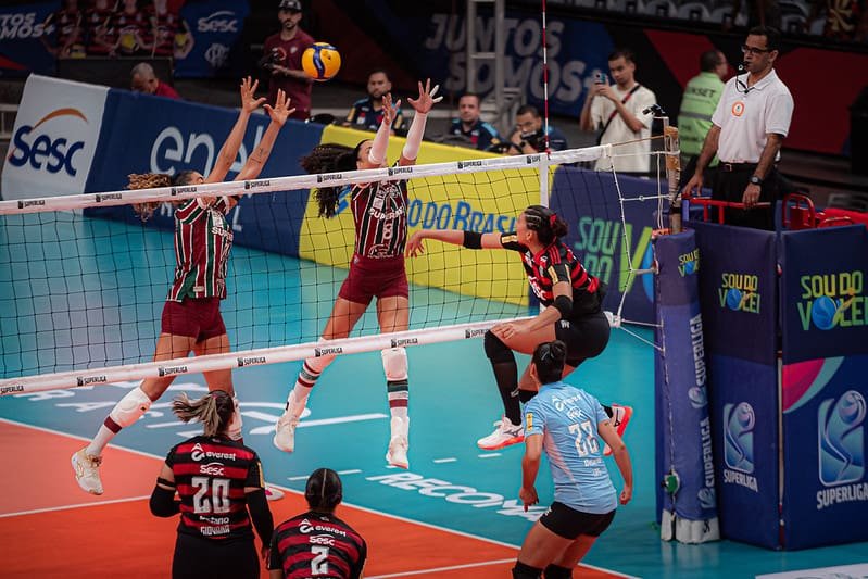 Onde assistir Sesc Flamengo x Fluminense pela Copa SuperVôlei hoje ao vivo: canais e guia de transmissão Tainara ataca contra o bloqueio do Fluminense; saiba onde assistir Sesc Flamengo hoje