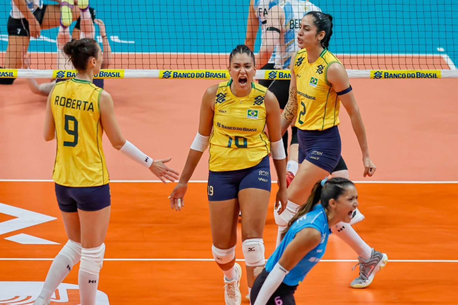 Sesc Flamengo tem 3 campeãs sul-americanas com a Seleção Brasileira Tainara, do Sesc Flamengo, comemora ponto do Brasil com Roberta, Diana e Nyeme