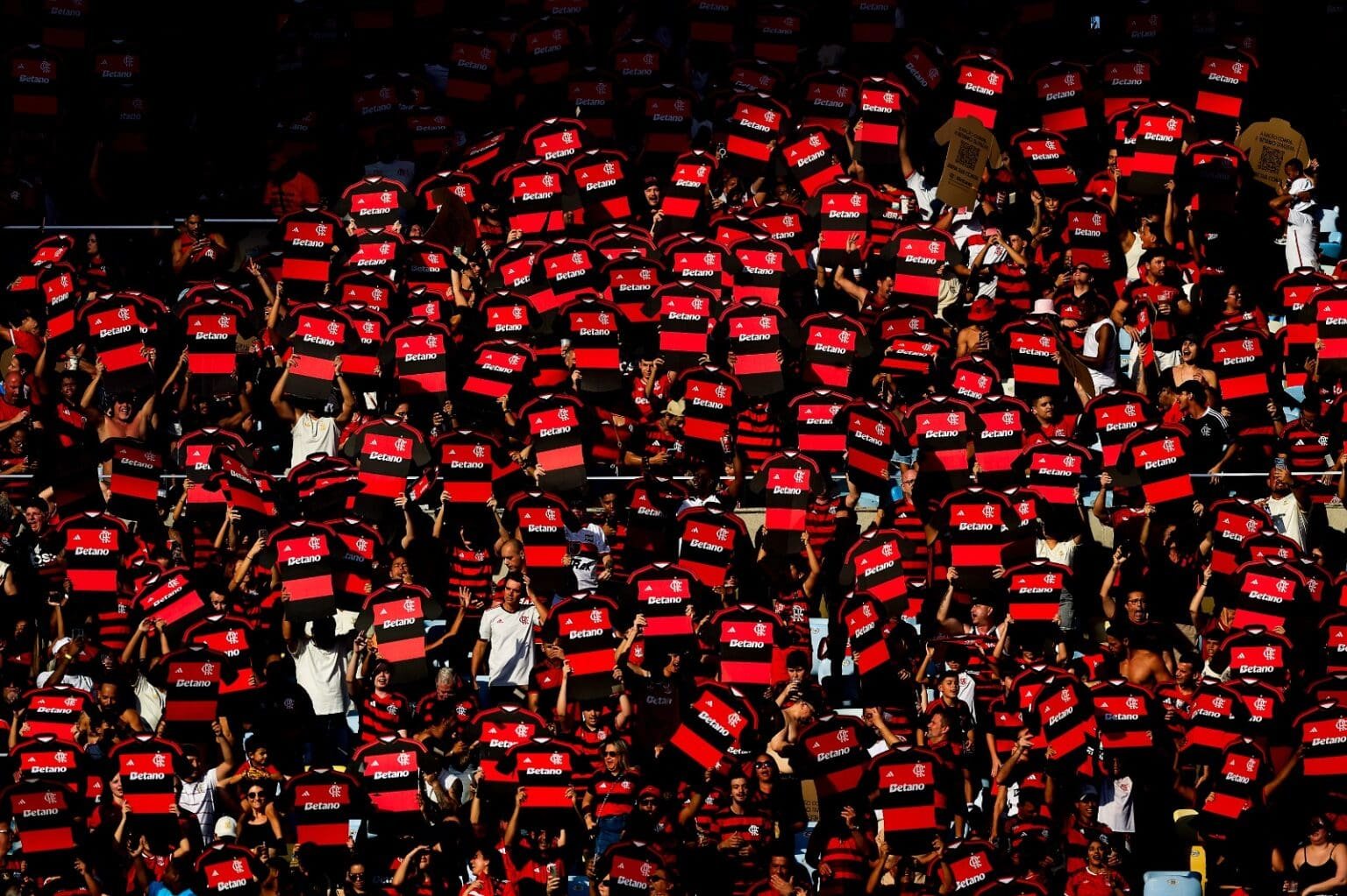 Torcedores do Flamengo levantam miniaturas da camisa durante jogo no Maracanã