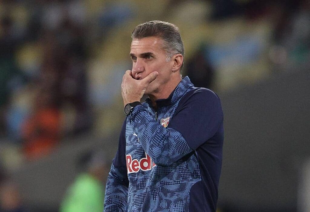 Vagner Mancini com mão no rosto e expressão preocupada durante jogo do Bragantino contra o Botafogo
