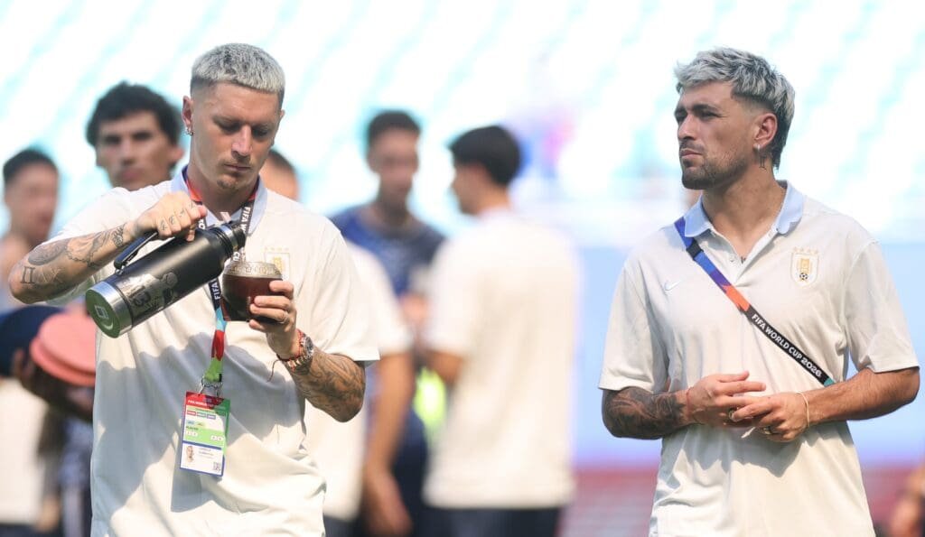 Varela e Arrascaeta em jogo do Uruguai na Copa do Mundo